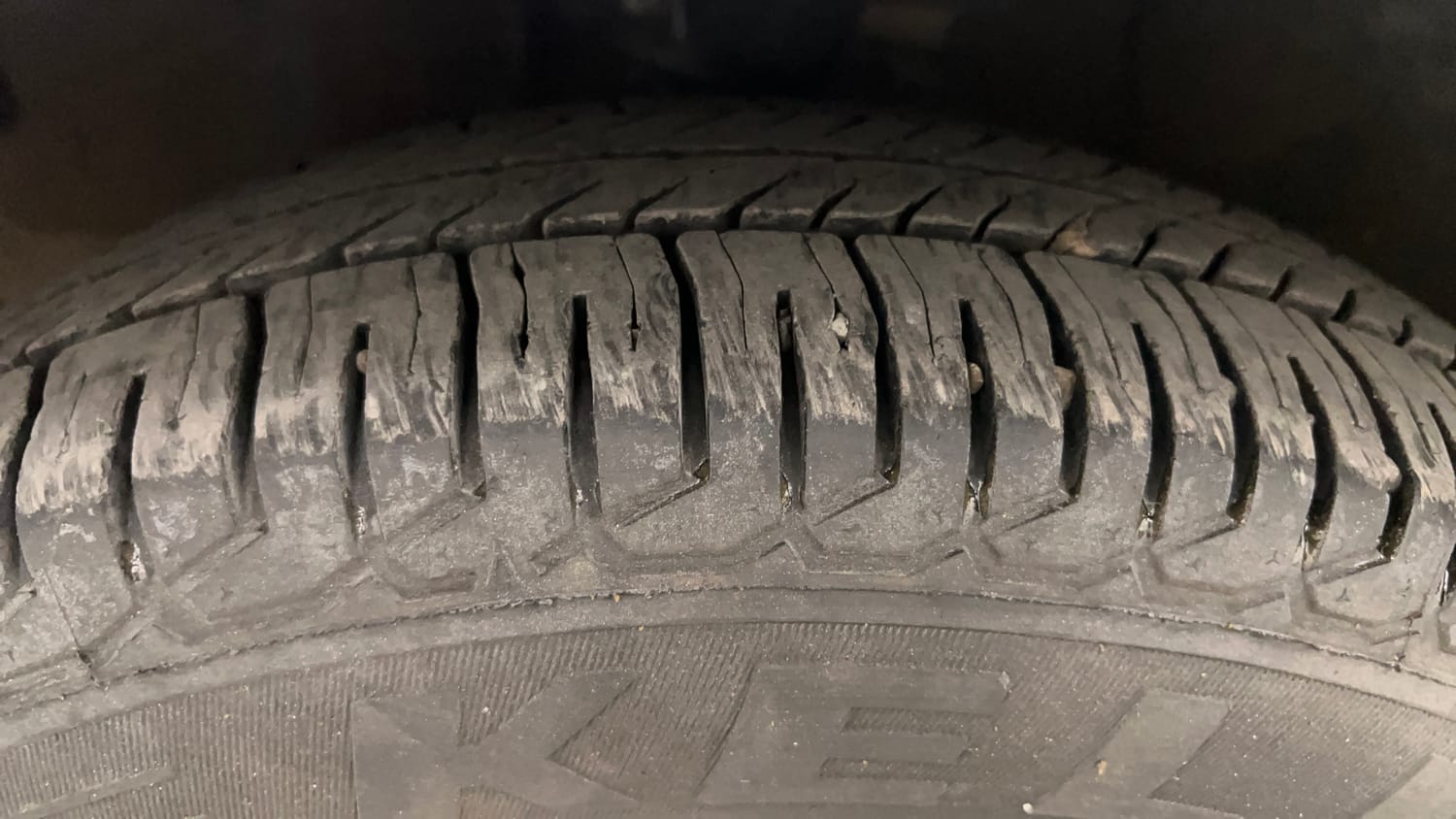 Used 2012 Hyundai i10 Magna 1.1 iRDE2 Petrol Manual tyres LEFT FRONT TYRE TREAD VIEW