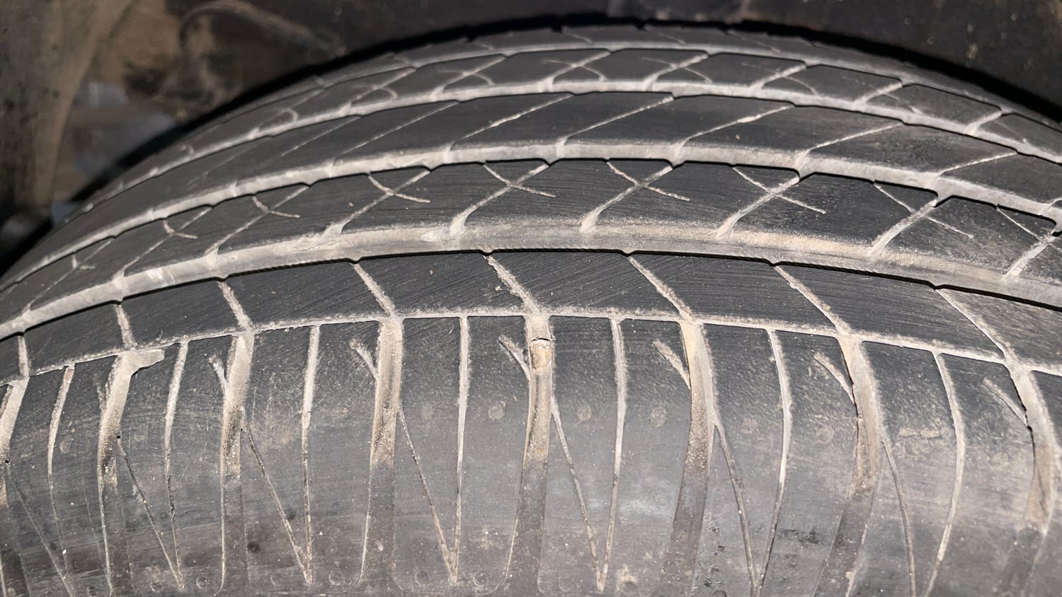 Used 2023 Kia Sonet HTX 1.0 DCT Petrol Automatic tyres RIGHT REAR TYRE TREAD VIEW