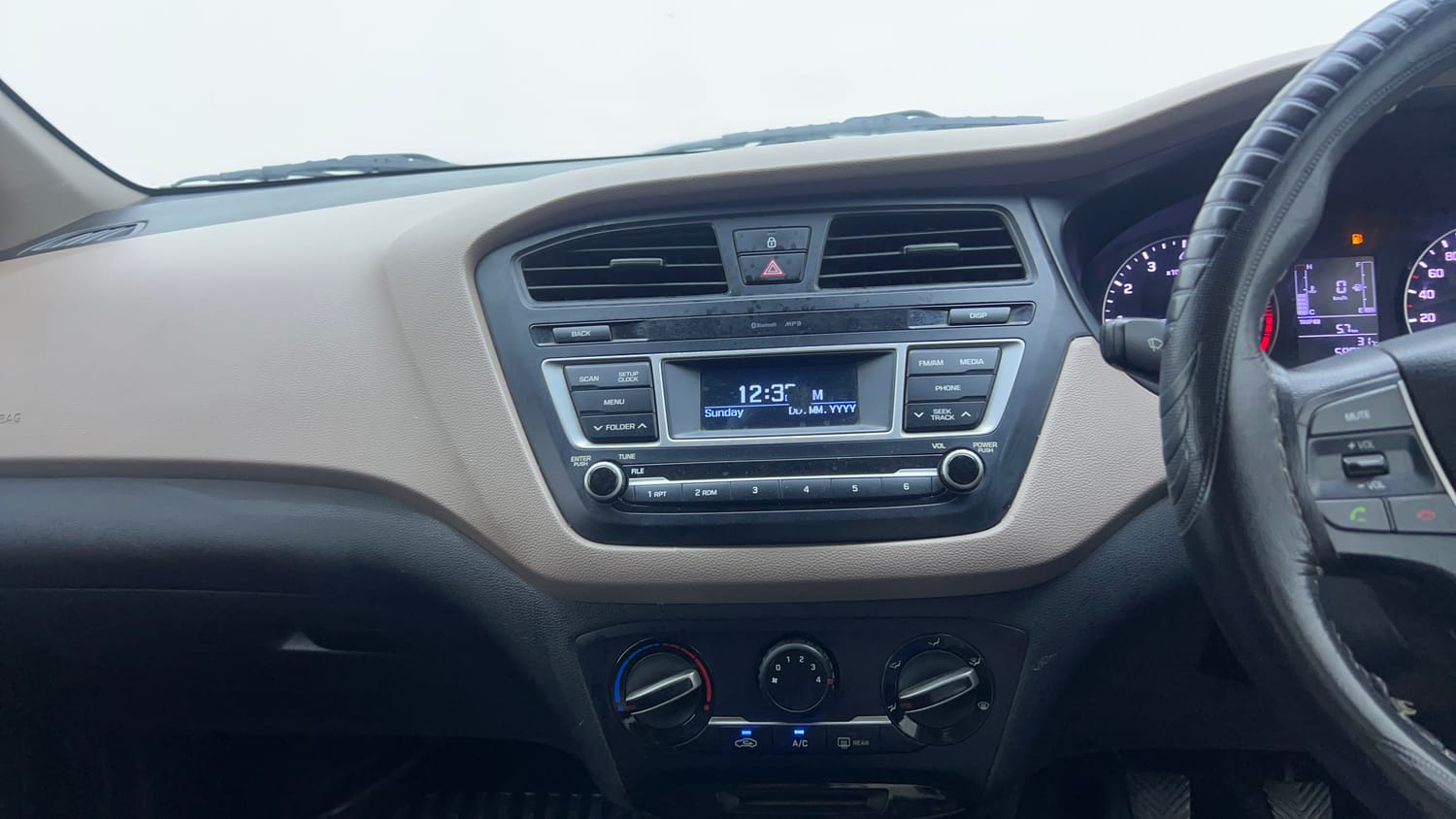 Used 2017 Hyundai Elite i20 Sportz 1.2 CNG (Outside fitted) Cng Manual interior MUSIC SYSTEM & AC CONTROL VIEW