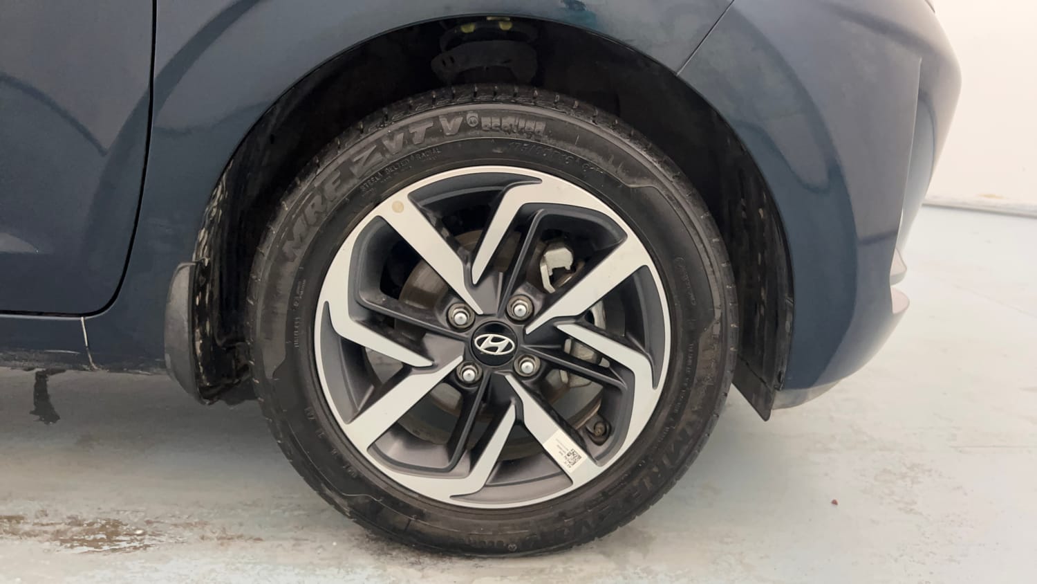 Used 2022 Hyundai Grand i10 Nios Asta 1.2 Kappa VTVT Petrol Manual tyres RIGHT FRONT TYRE RIM VIEW