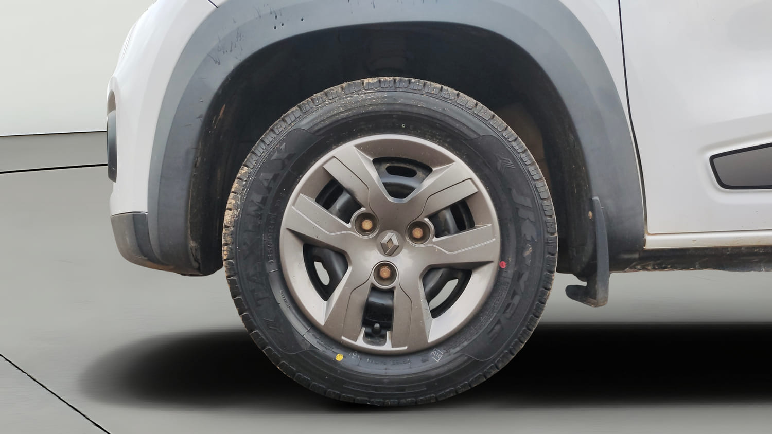 Used 2017 Renault Kwid 1.0 RXT AMT Opt Petrol Automatic tyres LEFT FRONT TYRE RIM VIEW