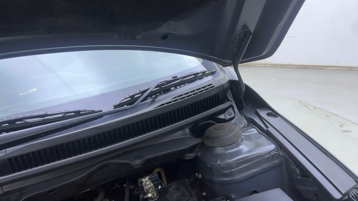 Used 2023 Maruti Suzuki Ciaz Zeta 1.5 Petrol Manual engine ENGINE LEFT SIDE HINGE & APRON VIEW