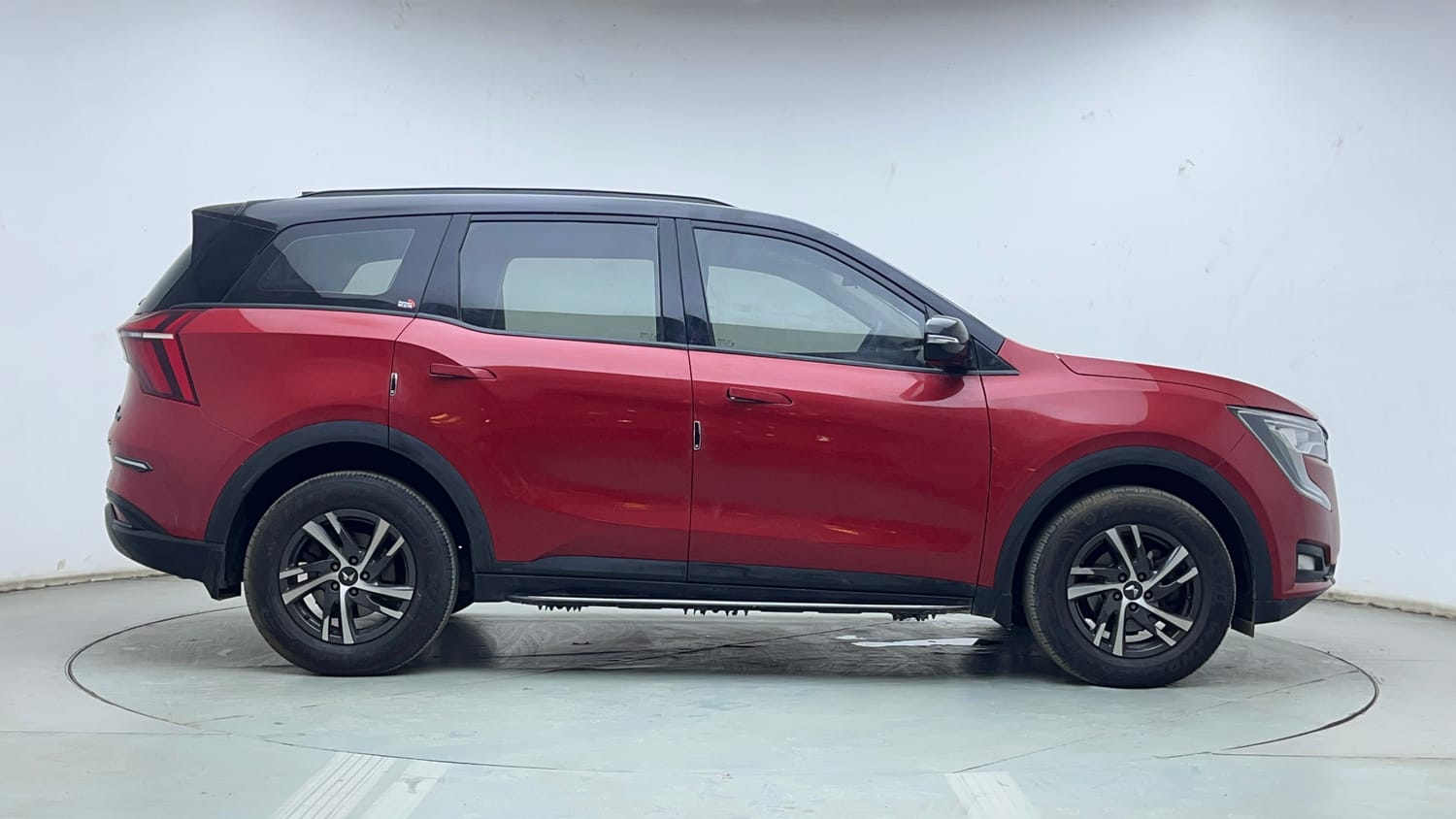 Used 2024 Mahindra XUV700 AX 5 Petrol AT 5 STR Petrol Automatic exterior RIGHT SIDE VIEW