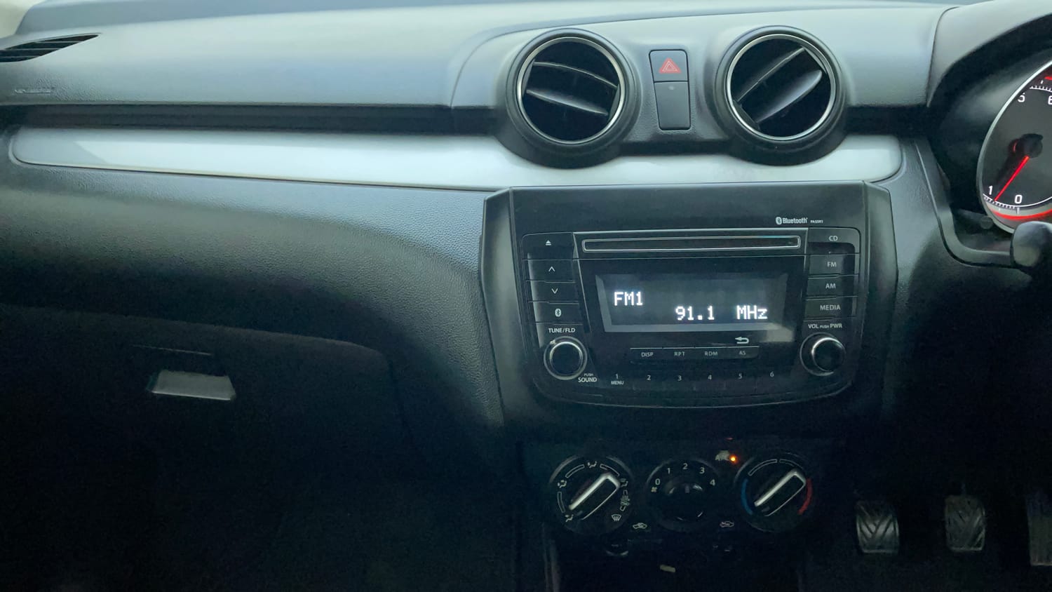 Used 2018 Maruti Suzuki Swift VXi Petrol Manual interior MUSIC SYSTEM & AC CONTROL VIEW