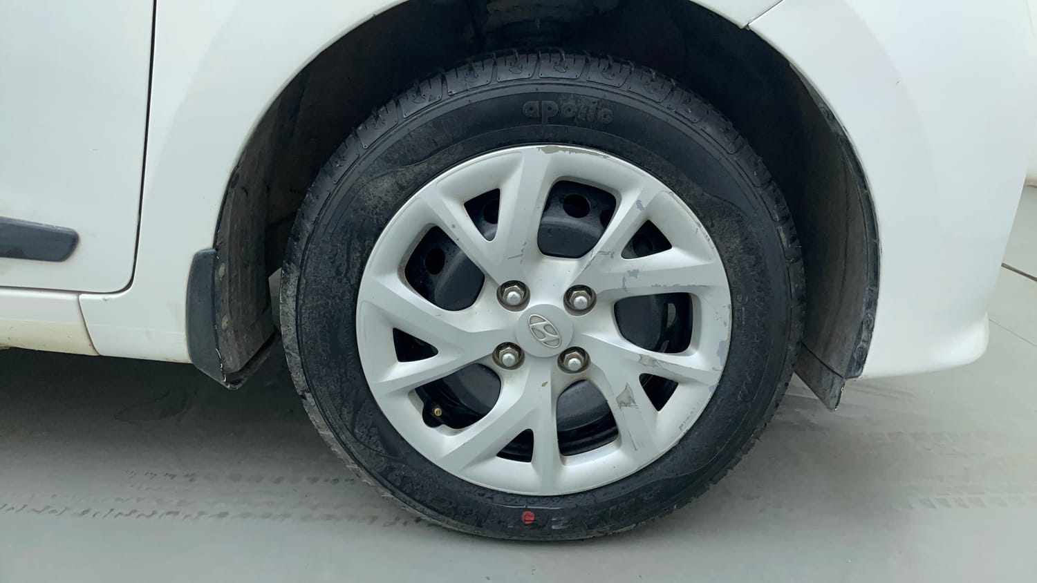Used 2018 Hyundai Grand i10 Sportz (O) 1.2 Kappa VTVT Petrol Manual tyres RIGHT FRONT TYRE RIM VIEW