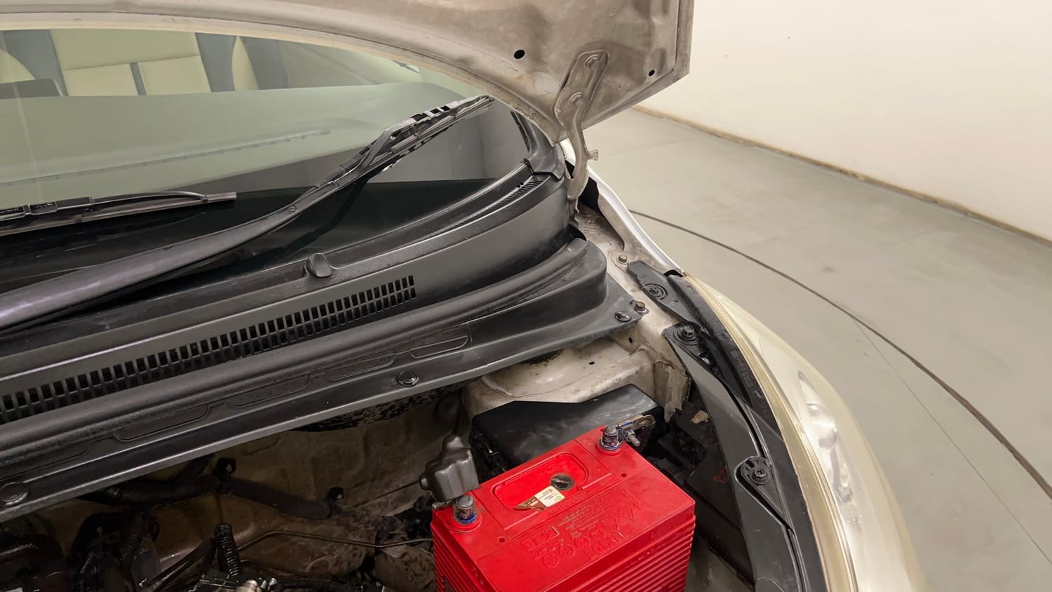 Used 2012 Hyundai i10 Magna 1.1 iRDE2 Petrol Manual engine ENGINE LEFT SIDE HINGE & APRON VIEW