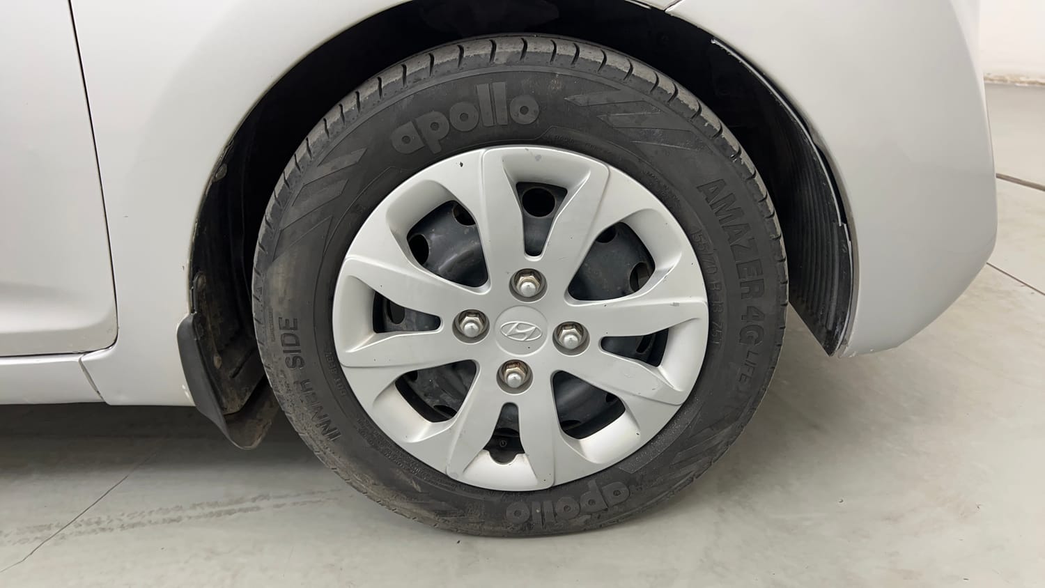 Used 2016 Hyundai Eon Magna Petrol Manual tyres RIGHT FRONT TYRE RIM VIEW