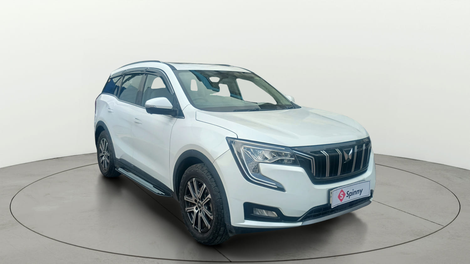 Used 2023 Mahindra XUV700 AX 7 Luxury Pack Diesel MT 7 STR Diesel Manual exterior RIGHT FRONT CORNER VIEW
