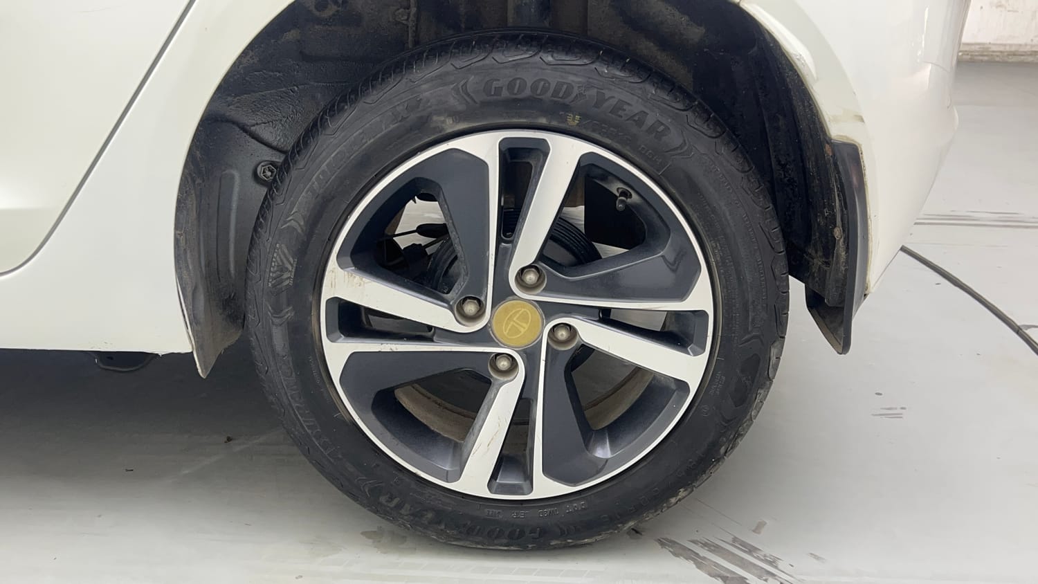 Used 2022 Tata Altroz XZA Petrol Petrol Automatic tyres LEFT REAR TYRE RIM VIEW