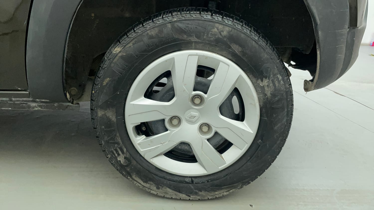 Used 2018 Renault Kwid RXT Petrol Manual tyres LEFT REAR TYRE RIM VIEW