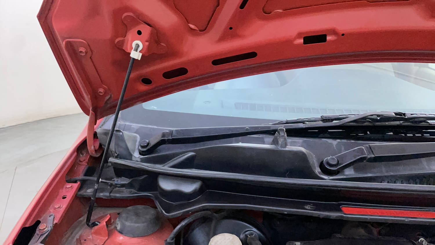 Used 2013 Maruti Suzuki A-Star Vxi Petrol Manual engine ENGINE RIGHT SIDE HINGE & APRON VIEW