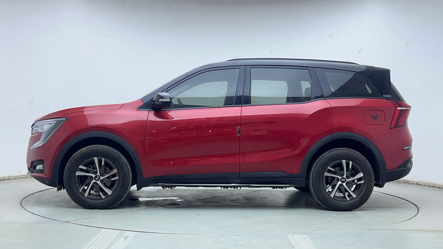 Used 2024 Mahindra XUV700 AX 5 Petrol AT 5 STR Petrol Automatic exterior LEFT SIDE VIEW