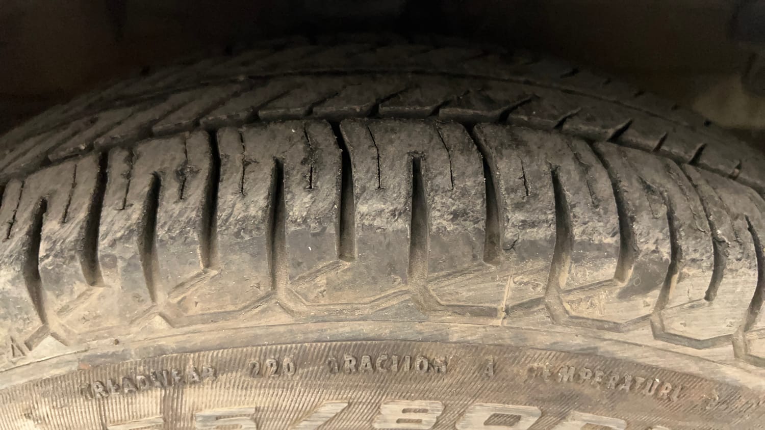 Used 2012 Hyundai i10 Magna 1.1 iRDE2 Petrol Manual tyres RIGHT FRONT TYRE TREAD VIEW