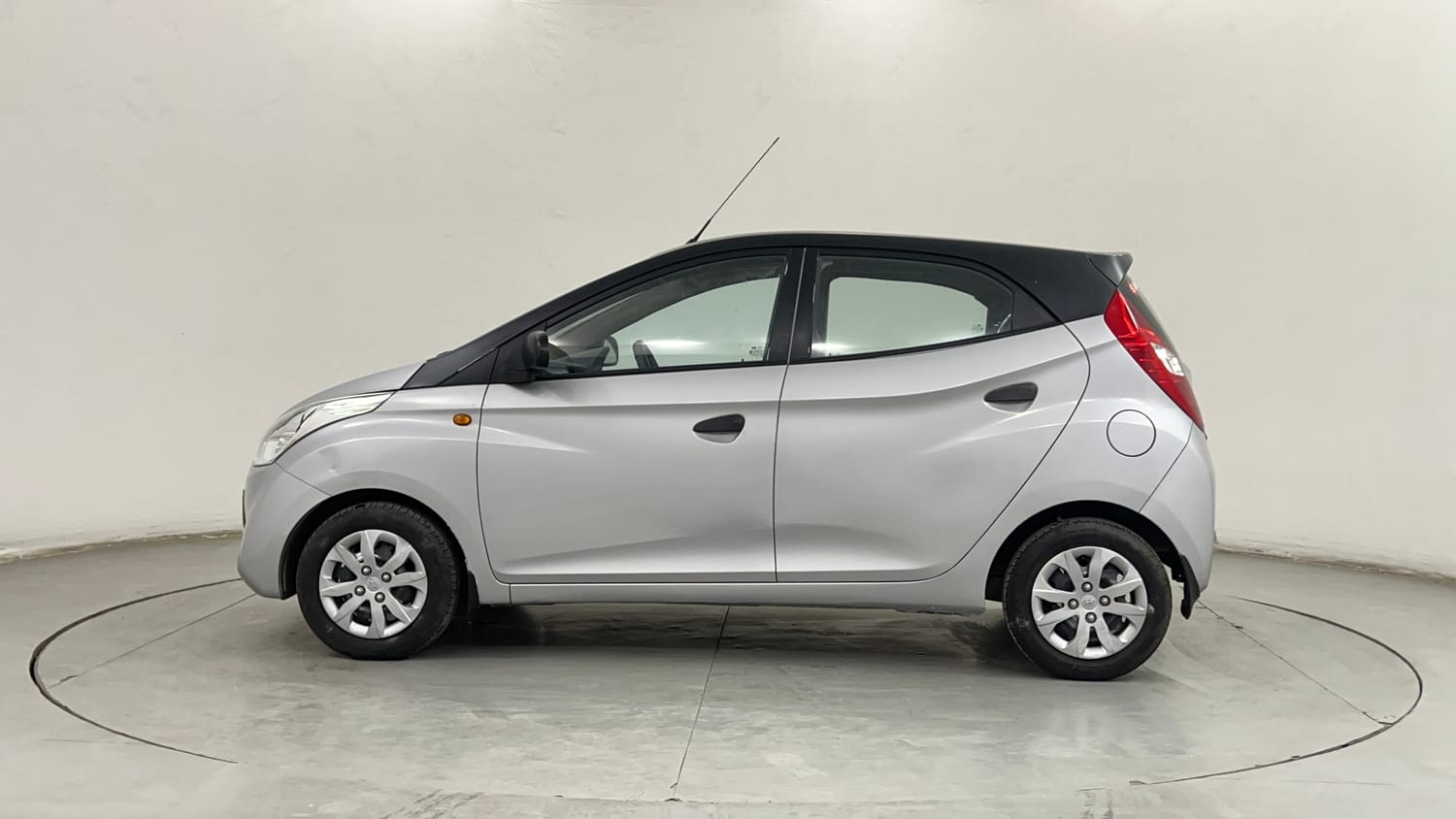 Used 2016 Hyundai Eon Magna Petrol Manual exterior LEFT SIDE VIEW