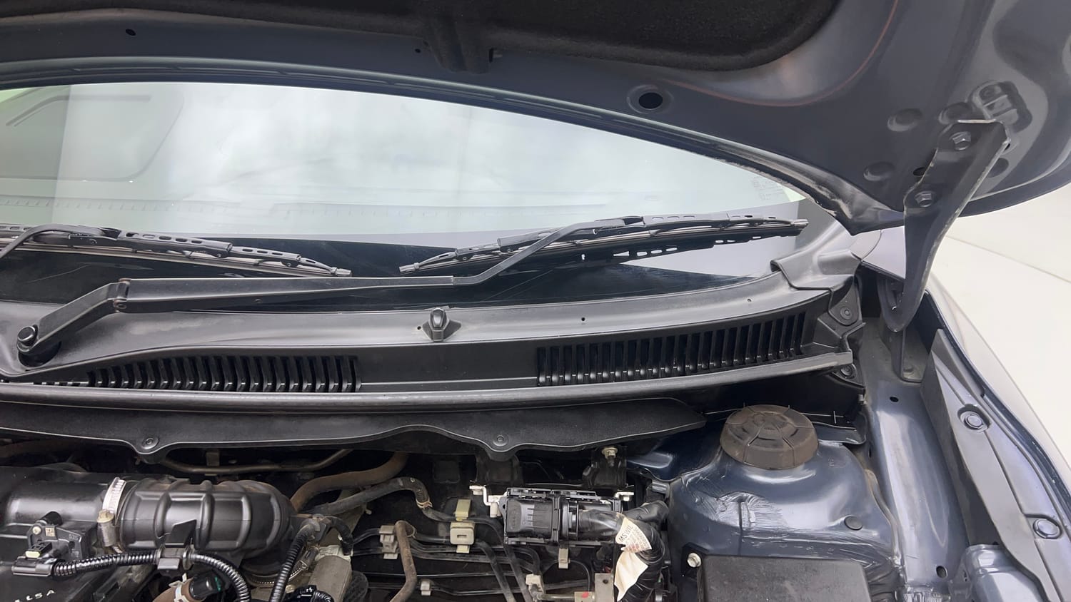 Used 2022 Maruti Suzuki Baleno Alpha MT Petrol Manual engine ENGINE LEFT SIDE HINGE & APRON VIEW