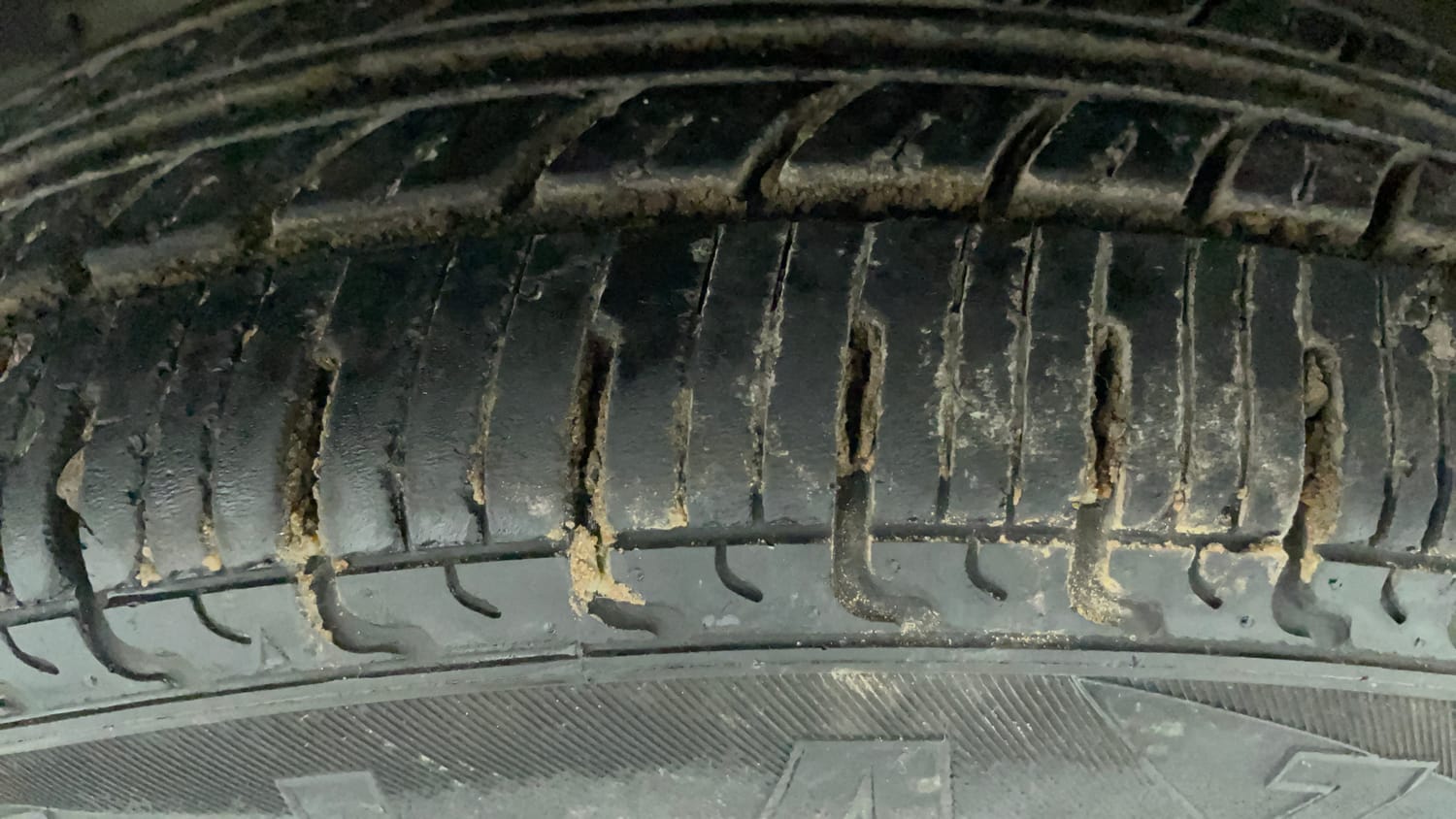 Used 2018 Renault Kwid RXT Petrol Manual tyres LEFT FRONT TYRE TREAD VIEW