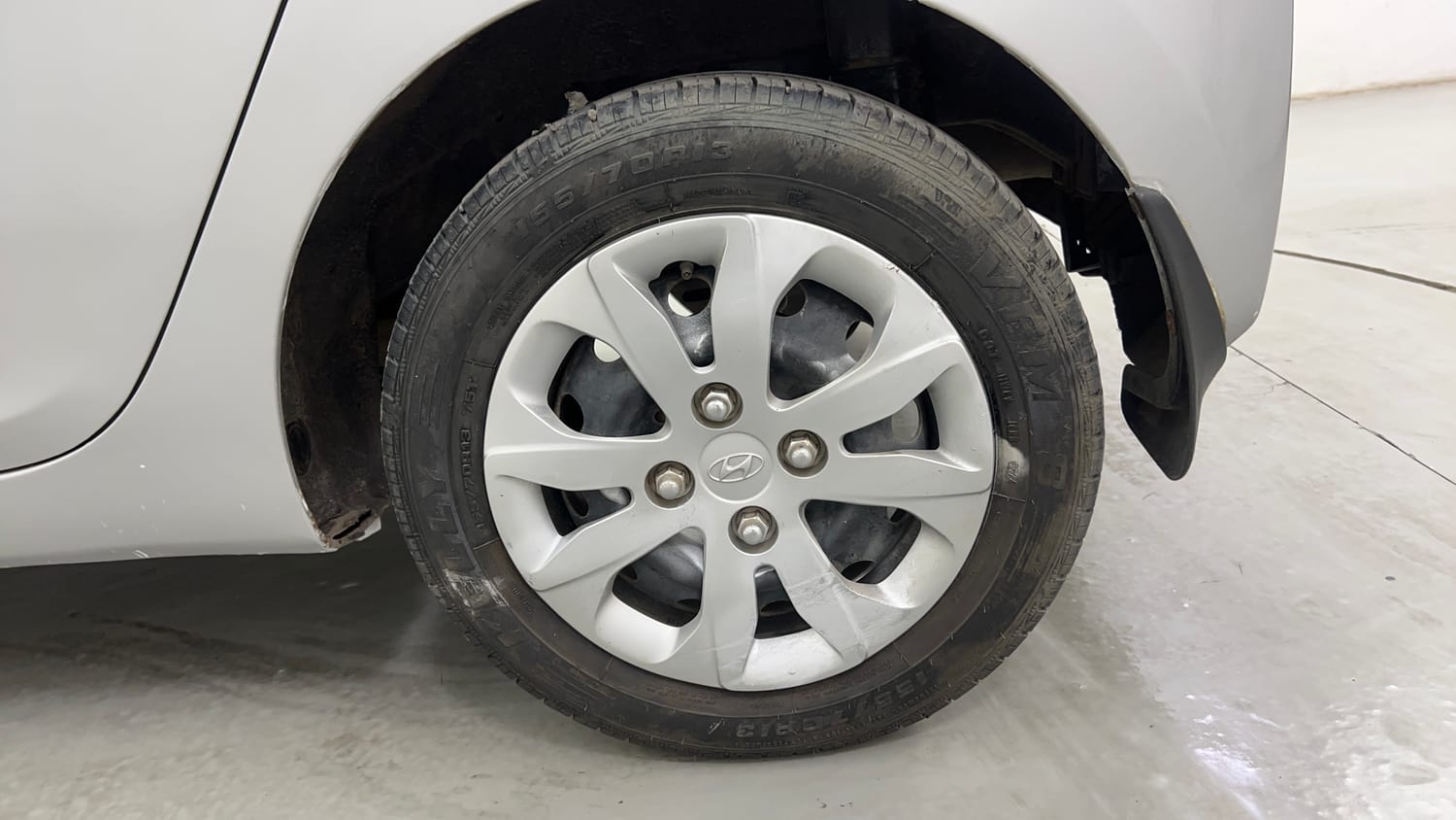 Used 2016 Hyundai Eon Magna Petrol Manual tyres LEFT REAR TYRE RIM VIEW