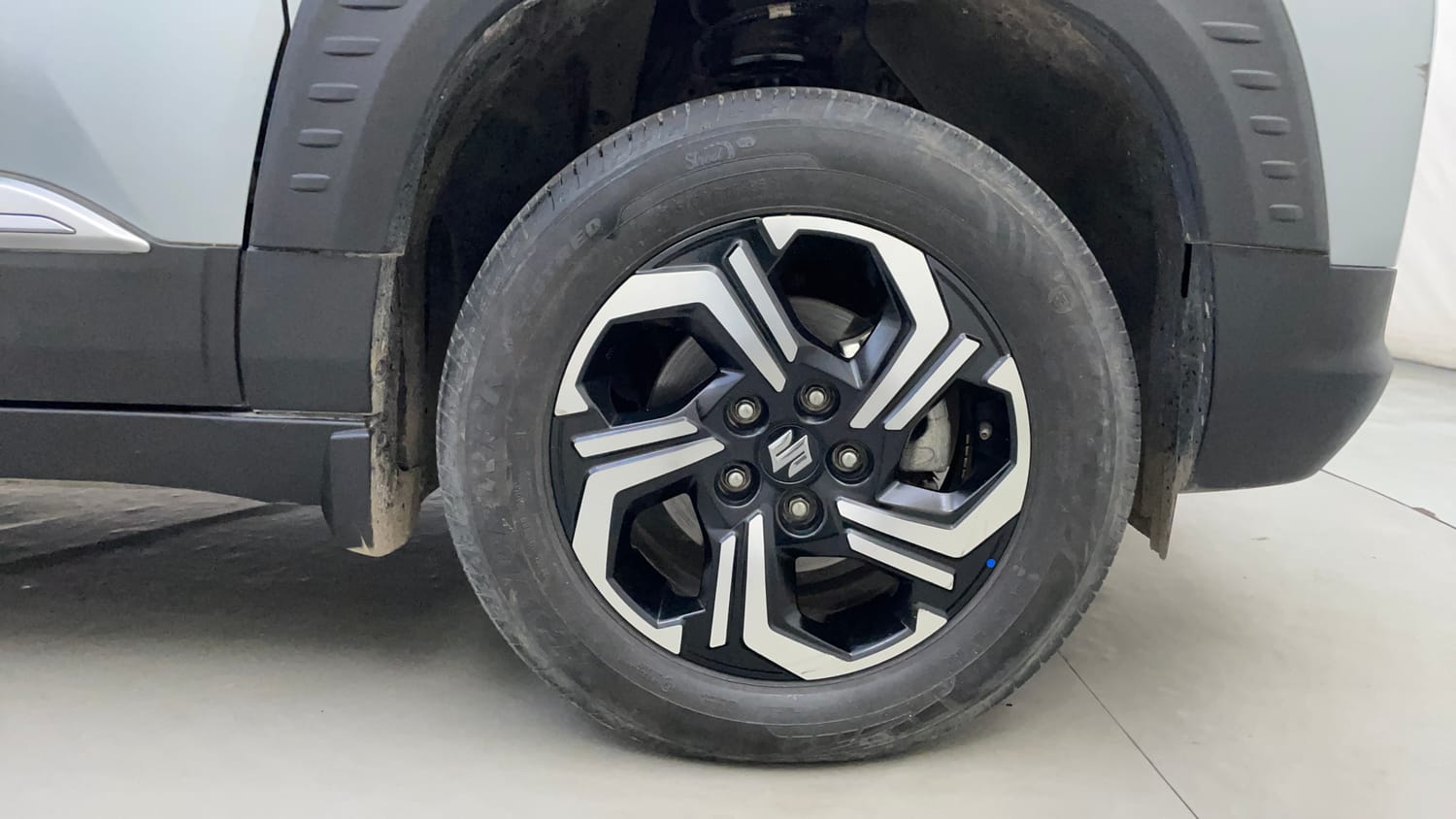 Used 2023 Maruti Suzuki Brezza ZXi Plus Petrol Manual tyres RIGHT FRONT TYRE RIM VIEW
