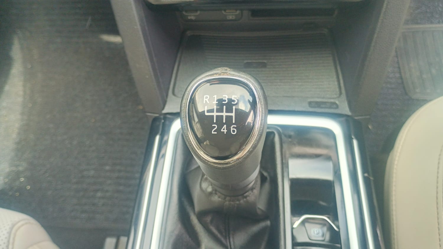 Used 2023 Mahindra XUV700 AX 7 Luxury Pack Diesel MT 7 STR Diesel Manual interior GEAR  KNOB VIEW