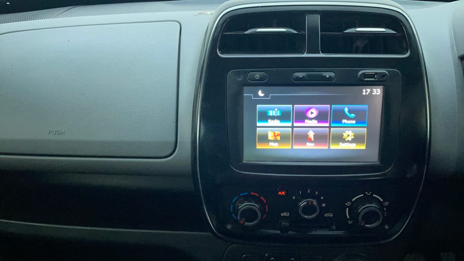 Used 2018 Renault Kwid RXT Petrol Manual interior MUSIC SYSTEM & AC CONTROL VIEW
