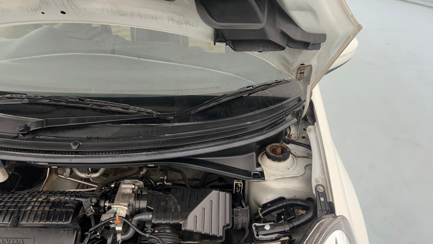 Used 2015 Honda Mobilio S Petrol Petrol Manual engine ENGINE LEFT SIDE HINGE & APRON VIEW