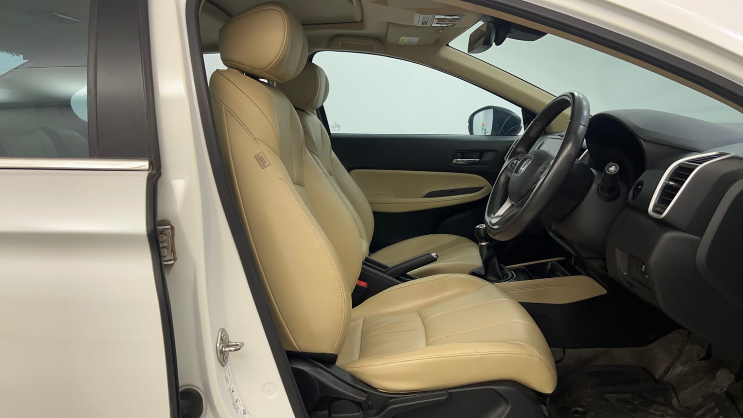 Used 2023 Honda City ZX Petrol MT Petrol Manual interior RIGHT SIDE FRONT DOOR CABIN VIEW