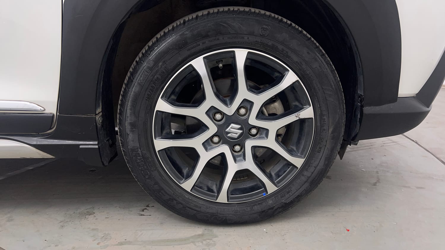 Used 2023 Maruti Suzuki XL6 Zeta AT Petrol Petrol Automatic tyres RIGHT FRONT TYRE RIM VIEW