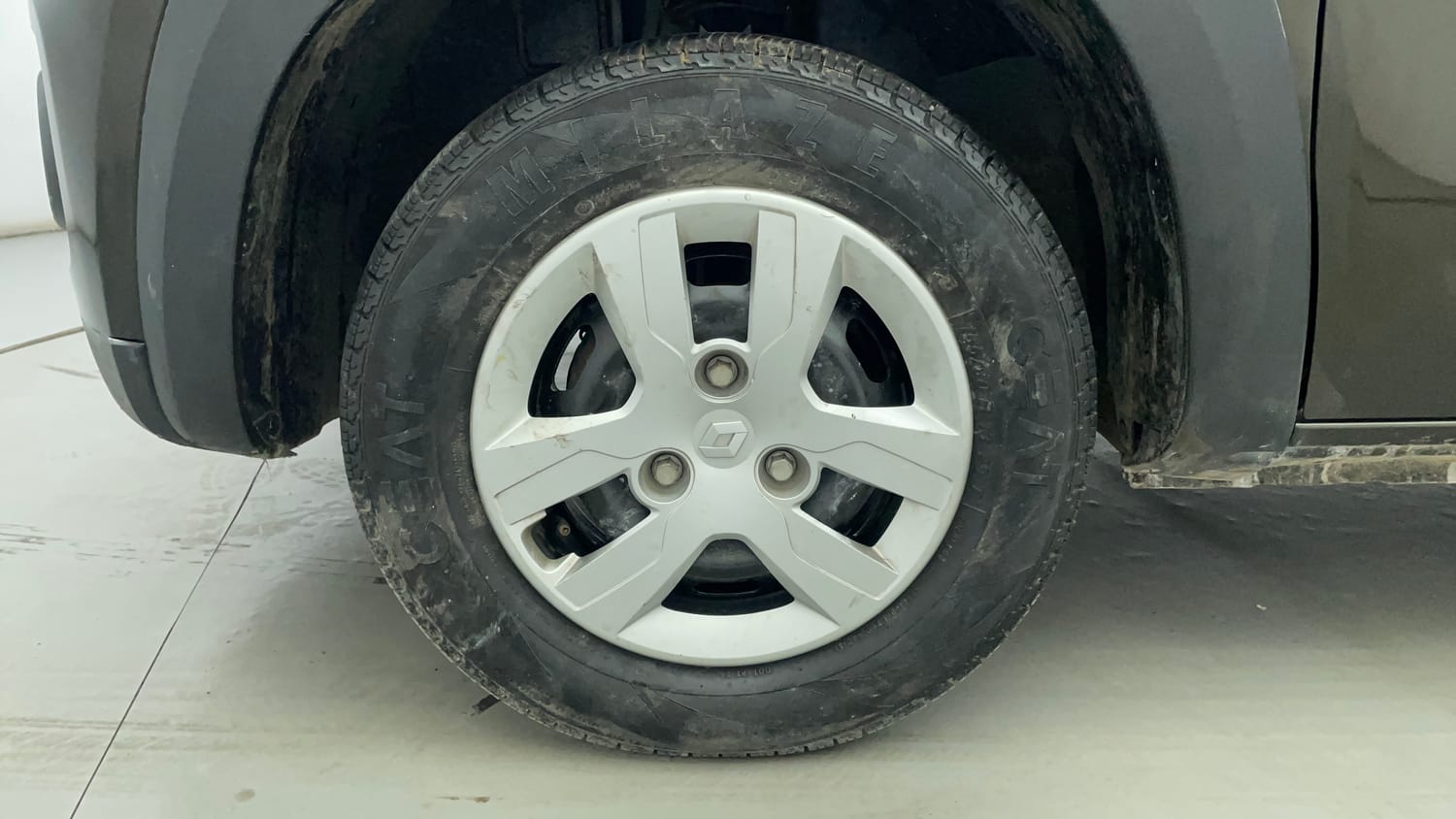 Used 2018 Renault Kwid RXT Petrol Manual tyres LEFT FRONT TYRE RIM VIEW