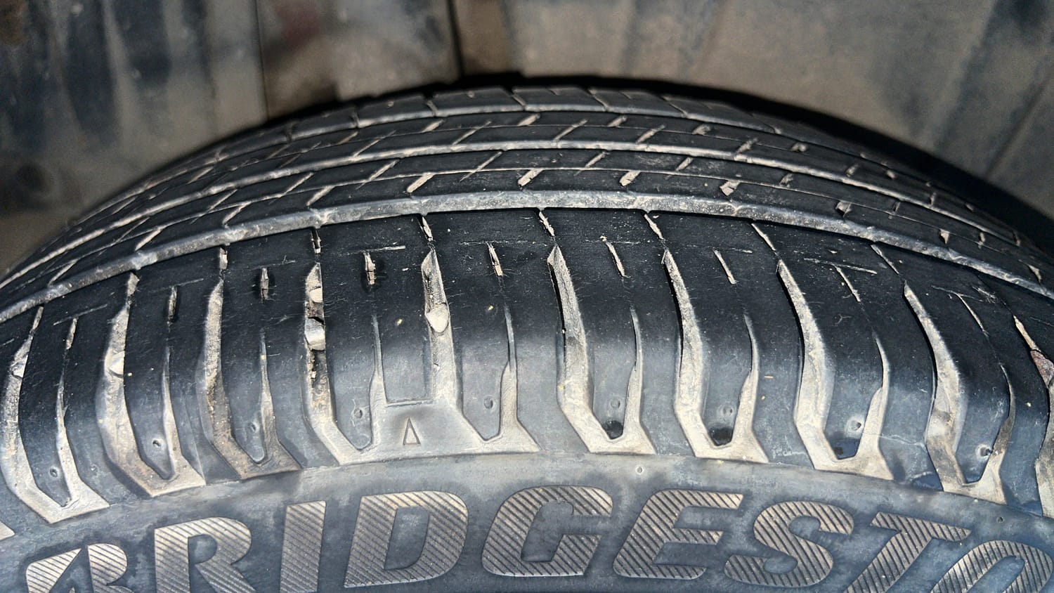 Used 2022 Maruti Suzuki XL6 Zeta AT Petrol Petrol Automatic tyres RIGHT REAR TYRE TREAD VIEW