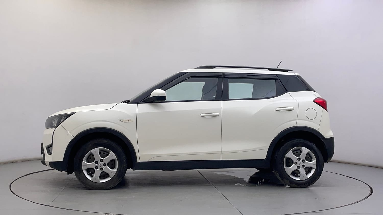 Used 2023 Mahindra XUV 300 W6 1.2 Petrol AMT Petrol Automatic exterior LEFT SIDE VIEW