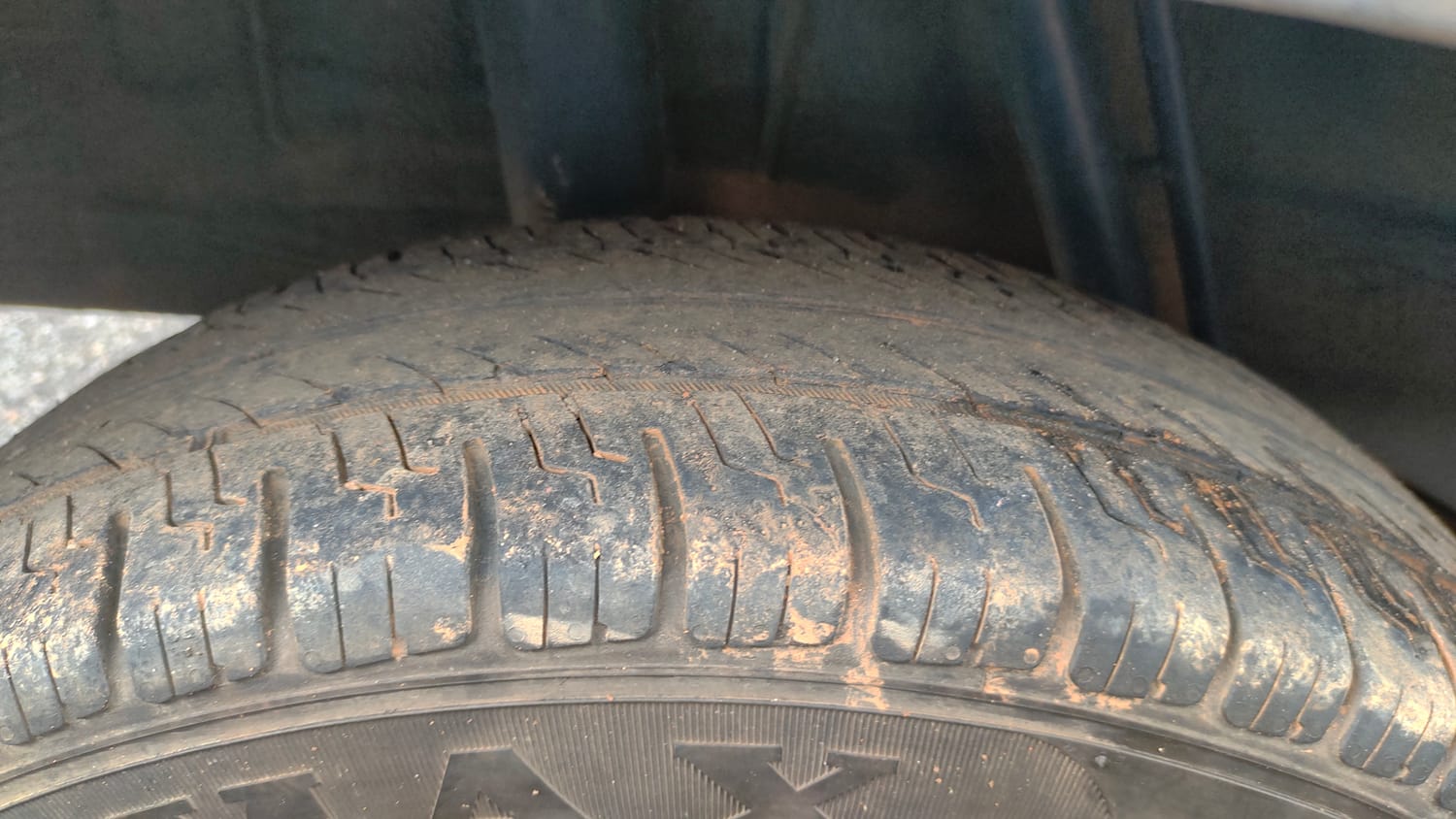 Used 2017 Renault Kwid 1.0 RXT AMT Opt Petrol Automatic tyres RIGHT REAR TYRE TREAD VIEW