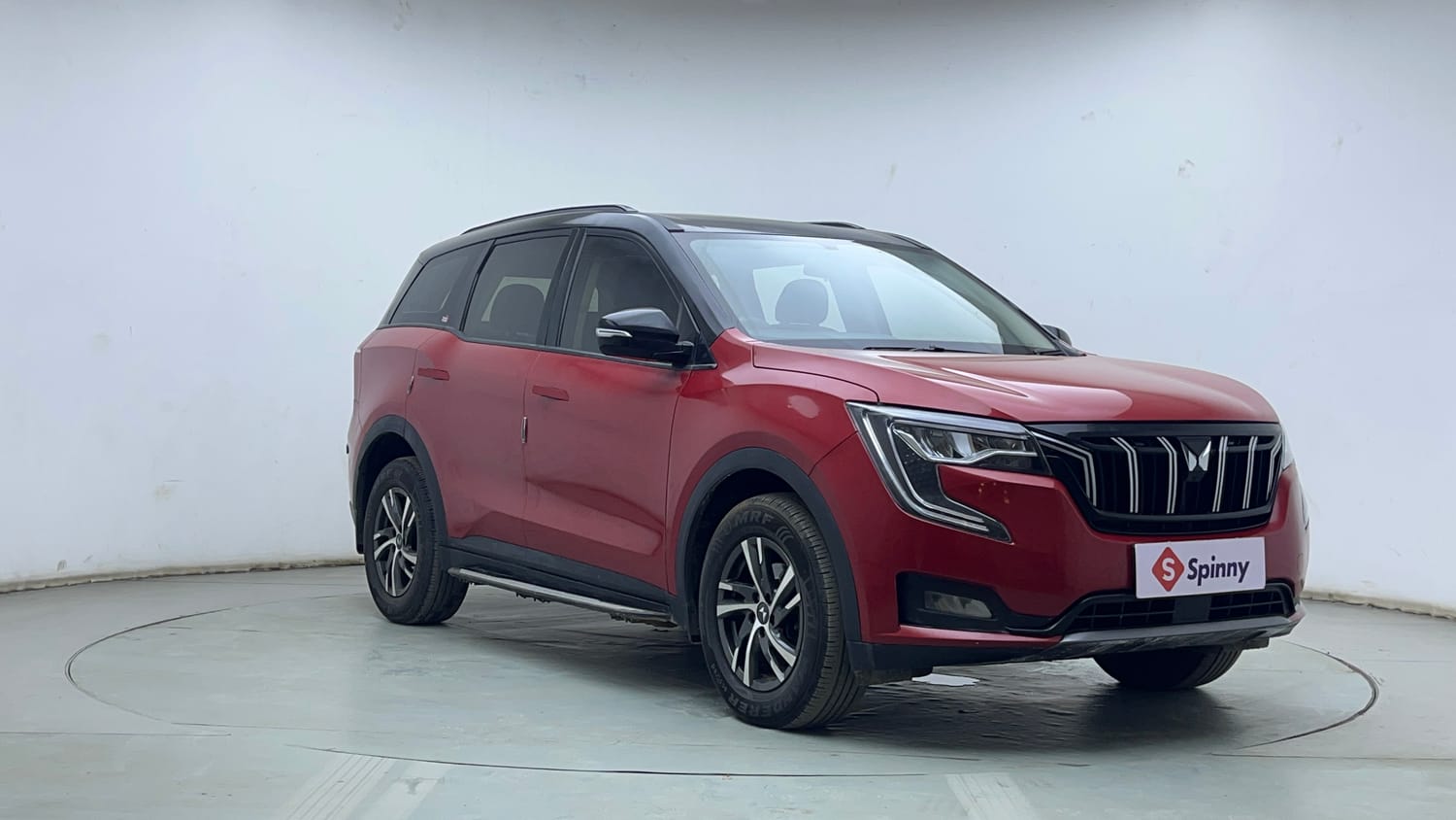 Used 2024 Mahindra XUV700 AX 5 Petrol AT 5 STR Petrol Automatic exterior RIGHT FRONT CORNER VIEW