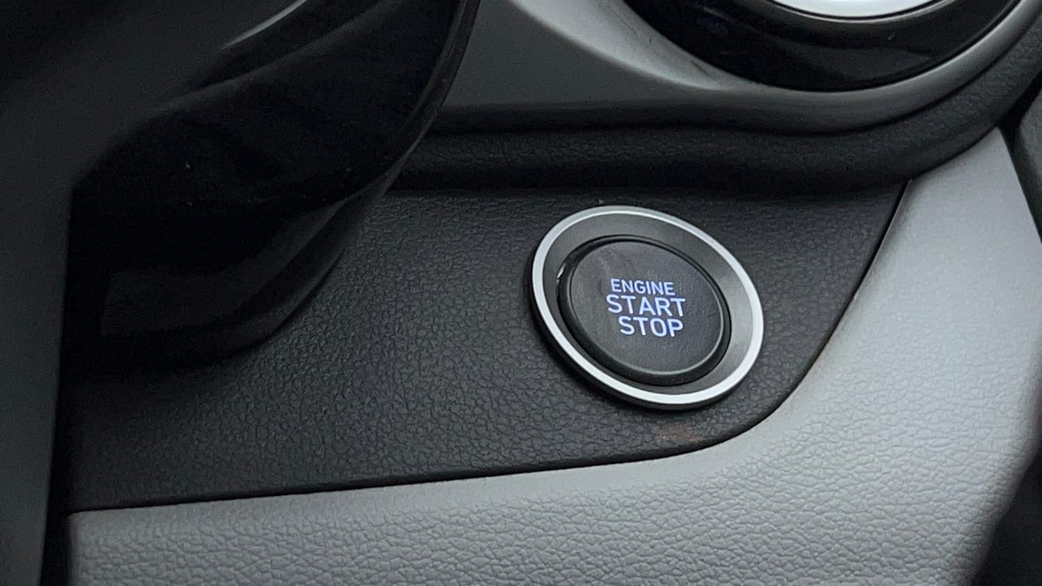 Used 2025 Hyundai Grand i10 Nios Sportz (O) 1.2 Kappa VTVT Petrol Manual top_features Keyless start