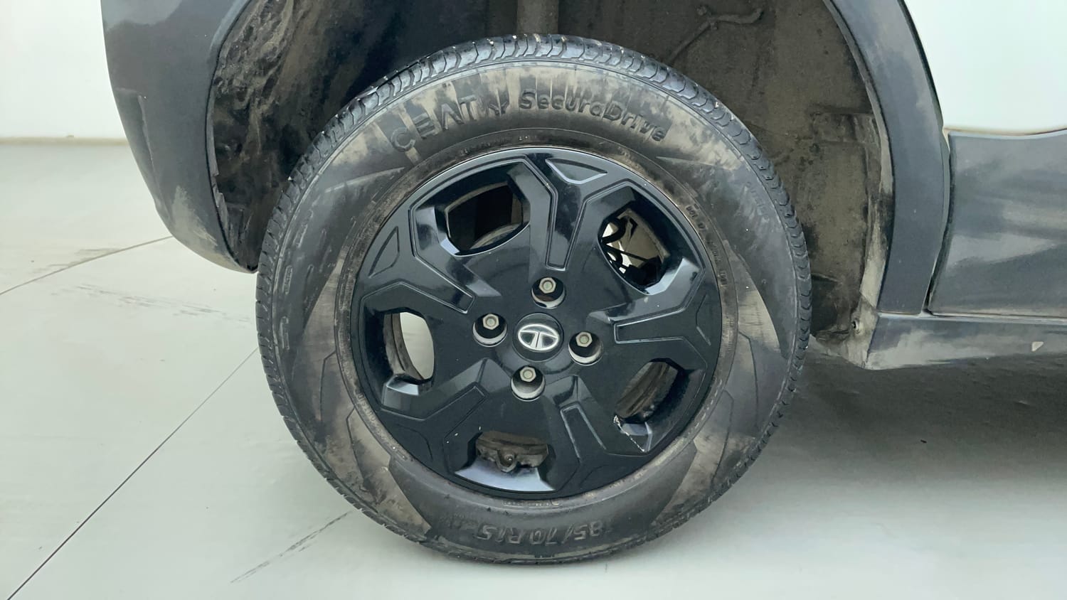 Used 2022 Tata Punch Accomplished MT Petrol Manual tyres RIGHT REAR TYRE RIM VIEW