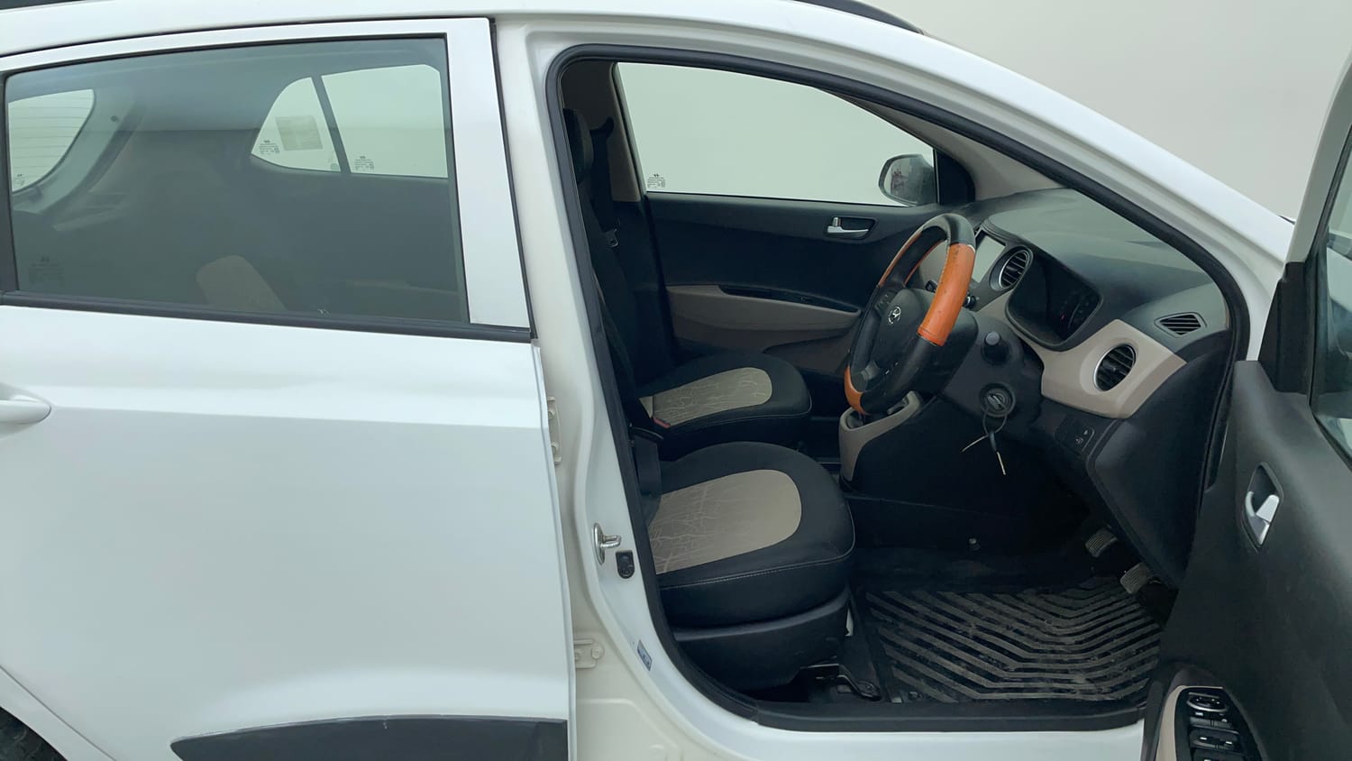 Used 2018 Hyundai Grand i10 Sportz (O) 1.2 Kappa VTVT Petrol Manual interior RIGHT SIDE FRONT DOOR CABIN VIEW