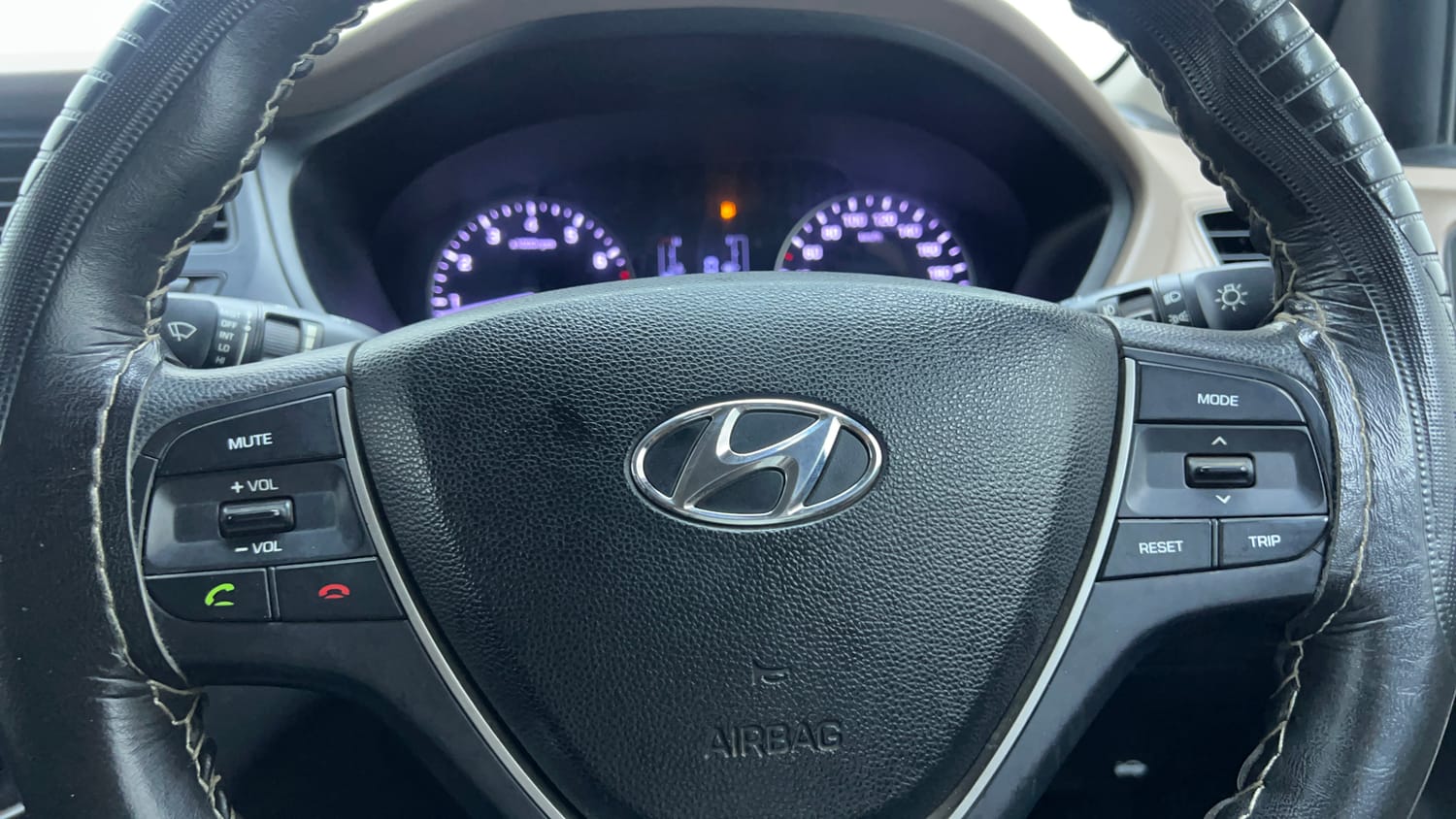 Used 2017 Hyundai Elite i20 Sportz 1.2 CNG (Outside fitted) Cng Manual top_features Steering mounted controls