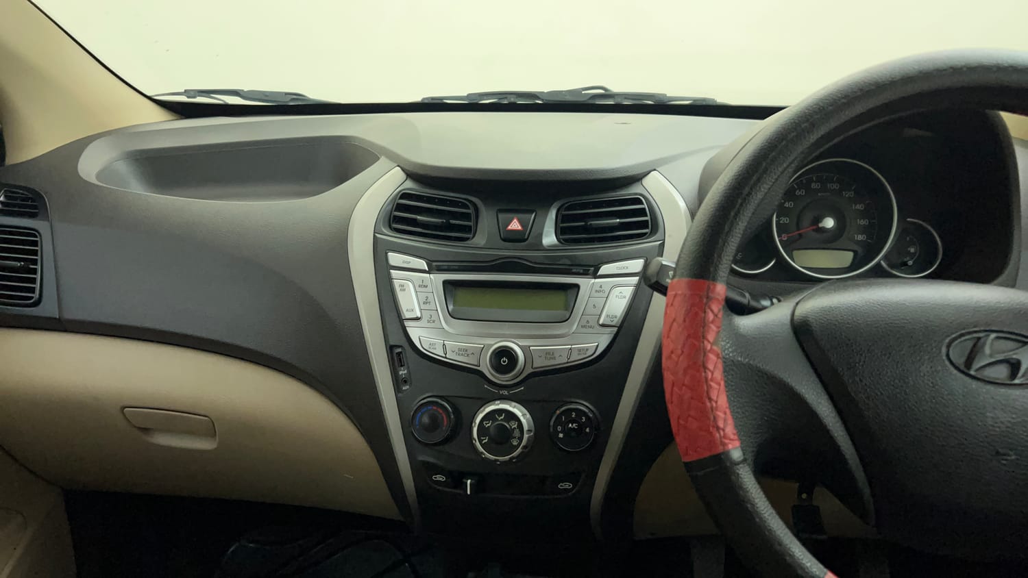 Used 2015 Hyundai Eon Magna + Petrol Manual interior MUSIC SYSTEM & AC CONTROL VIEW