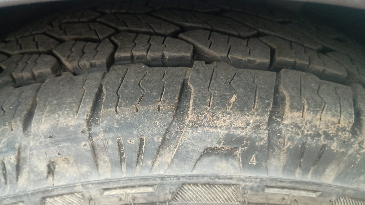 Used 2023 Mahindra XUV700 AX 7 Luxury Pack Diesel MT 7 STR Diesel Manual tyres LEFT FRONT TYRE TREAD VIEW