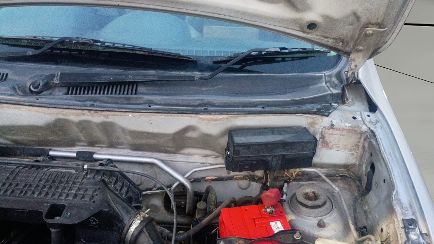 Used 2015 Maruti Suzuki Alto 800 Lxi Petrol Manual engine ENGINE LEFT SIDE HINGE & APRON VIEW