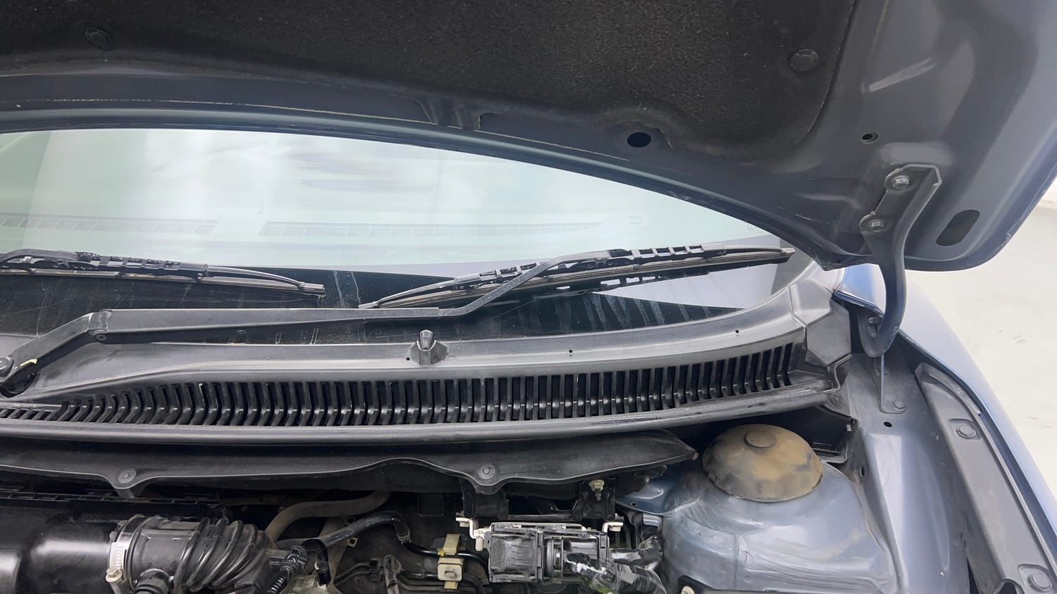 Used 2016 Maruti Suzuki Baleno Delta 1.2 Petrol Manual engine ENGINE LEFT SIDE HINGE & APRON VIEW