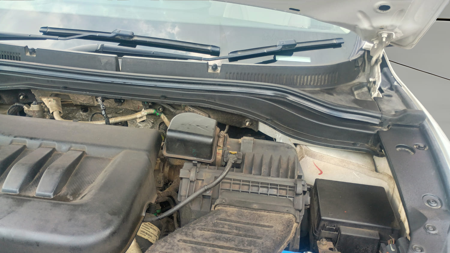 Used 2023 Mahindra XUV700 AX 7 Luxury Pack Diesel MT 7 STR Diesel Manual engine ENGINE LEFT SIDE HINGE & APRON VIEW