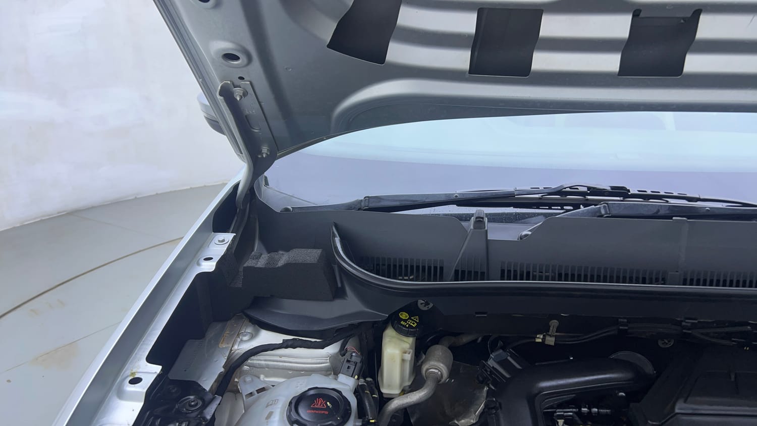 Used 2022 Volkswagen Taigun Topline 1.0 TSI MT Petrol Manual engine ENGINE RIGHT SIDE HINGE & APRON VIEW