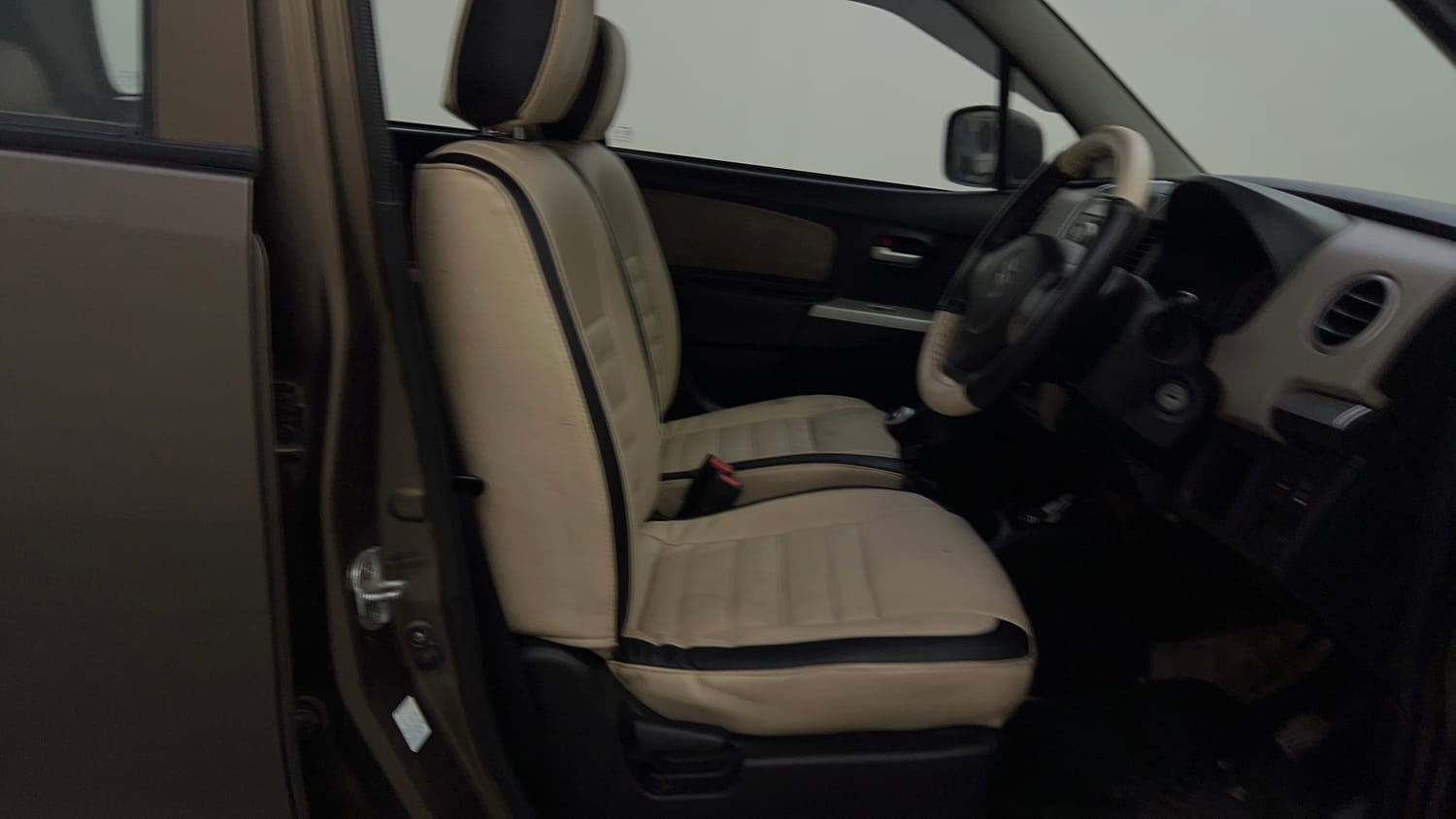 Used 2013 Maruti Suzuki Wagon R VXI Petrol Manual interior RIGHT SIDE FRONT DOOR CABIN VIEW