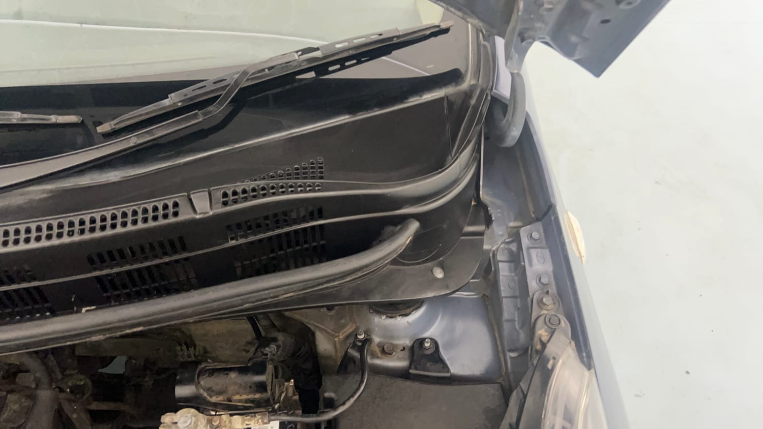 Used 2015 Hyundai Xcent Base 1.2 Petrol Manual engine ENGINE LEFT SIDE HINGE & APRON VIEW