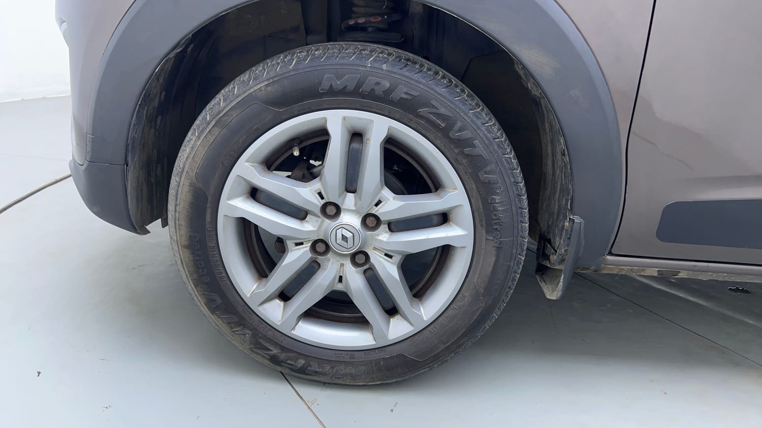 Used 2024 Renault Triber RXZ EASY-R AMT Petrol Automatic tyres LEFT FRONT TYRE RIM VIEW