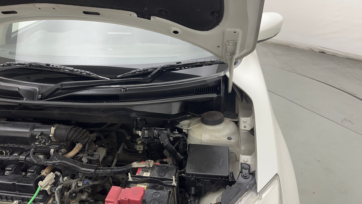 Used 2023 Maruti Suzuki Swift VXi Petrol Manual engine ENGINE LEFT SIDE HINGE & APRON VIEW