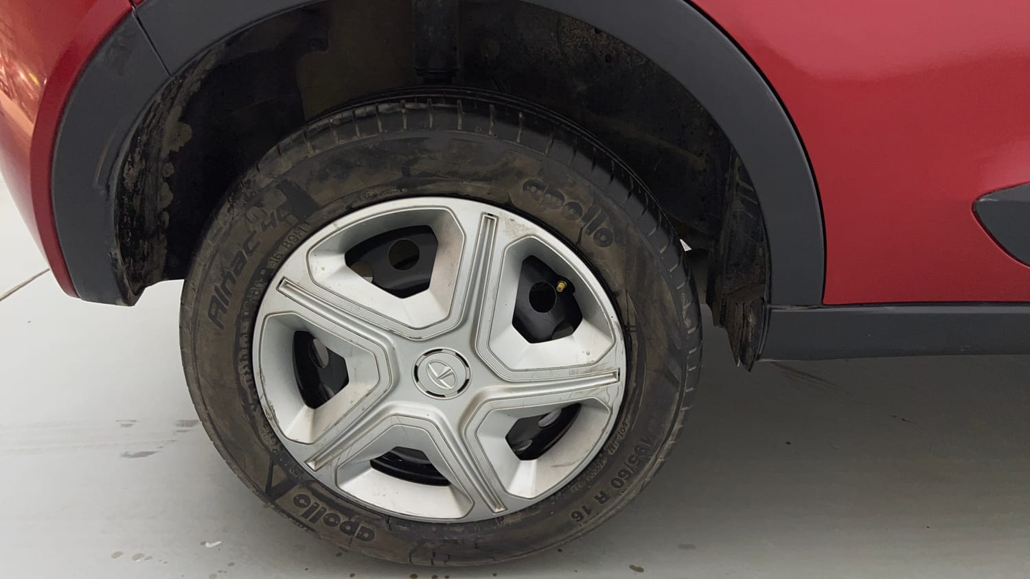 Used 2018 Tata Nexon XM Petrol Manual tyres RIGHT REAR TYRE RIM VIEW