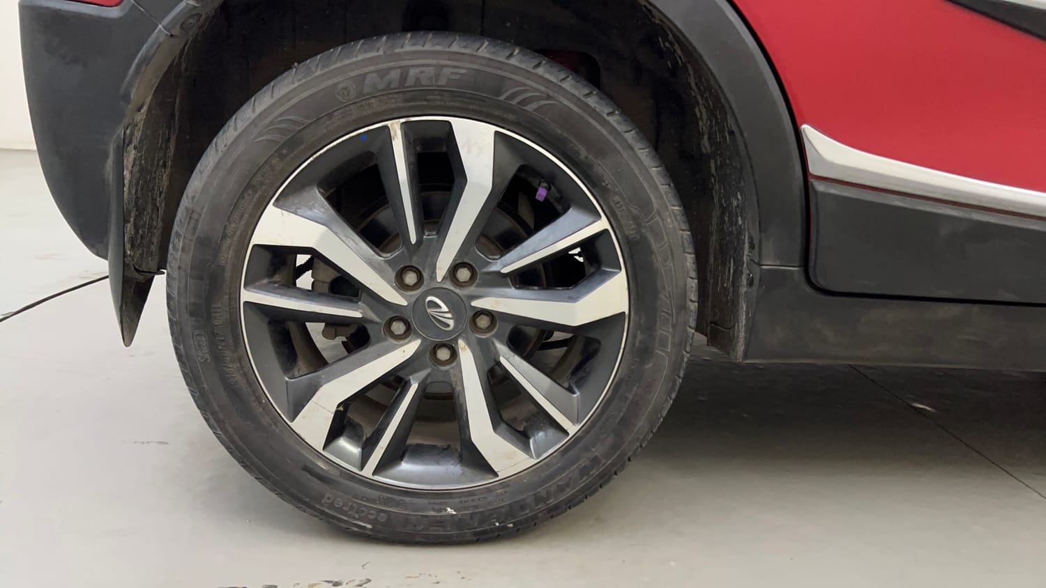 Used 2021 Mahindra XUV 300 W8 (O) 1.5 Diesel AMT Dual Tone Diesel Automatic tyres RIGHT REAR TYRE RIM VIEW