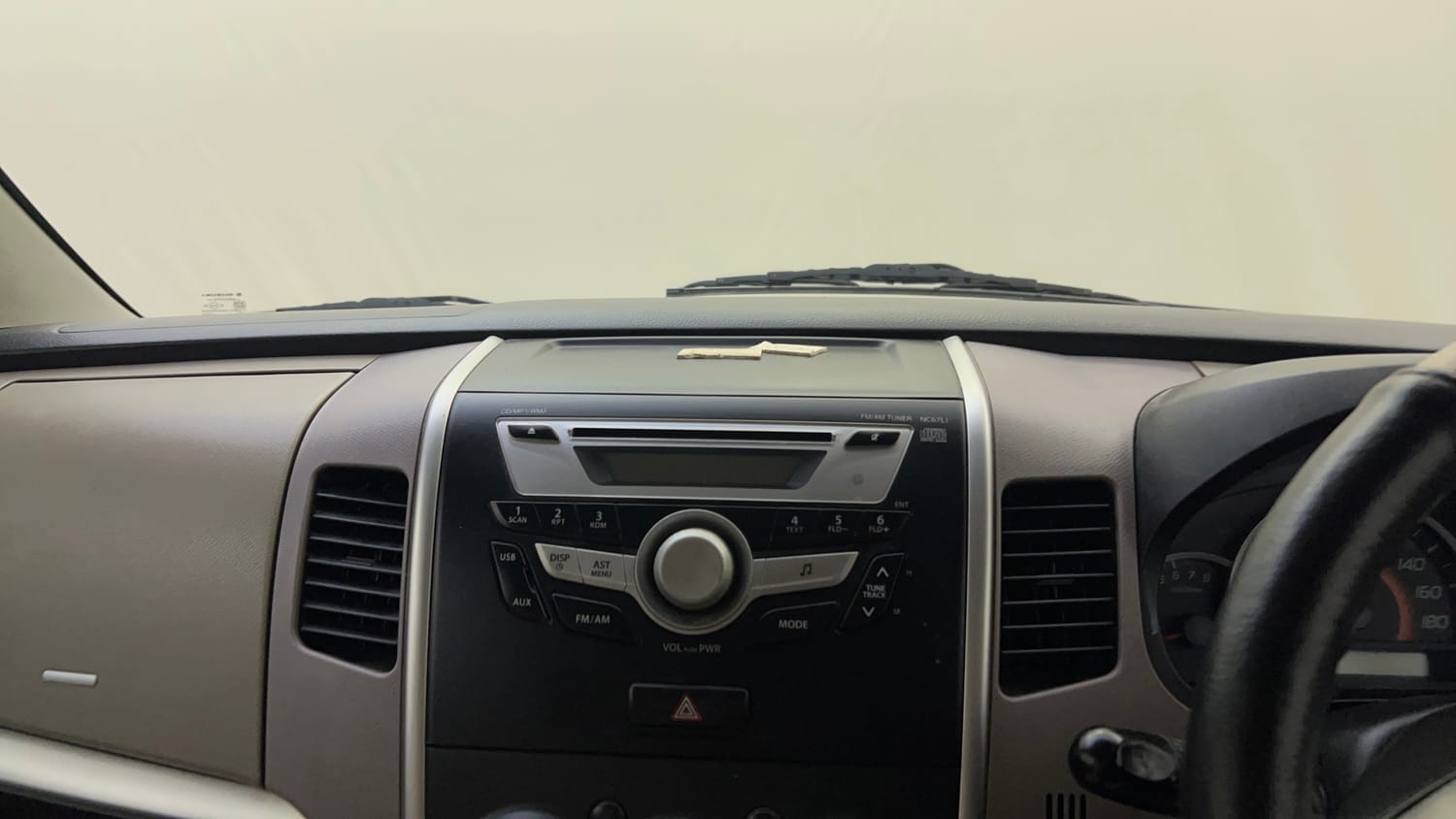 Used 2013 Maruti Suzuki Wagon R VXI Petrol Manual top_features Integrated (in-dash) music system