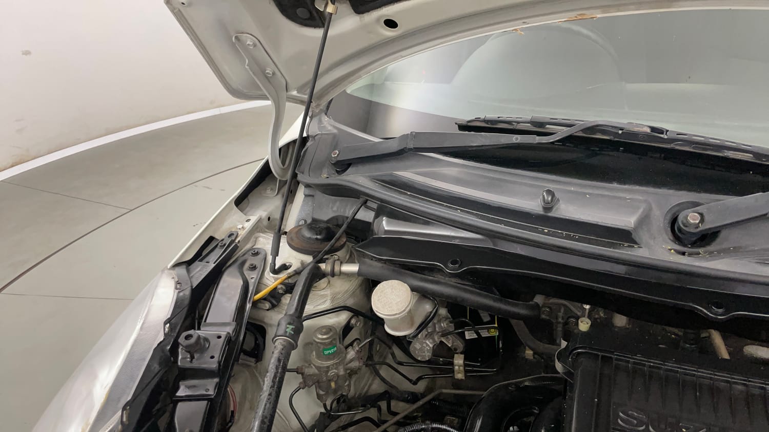 Used 2013 Maruti Suzuki Swift VXi Petrol Manual engine ENGINE RIGHT SIDE HINGE & APRON VIEW